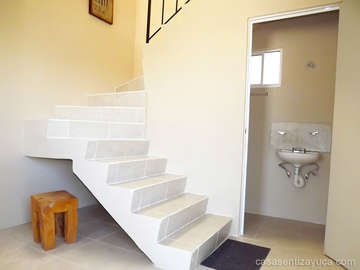 escaleras y espacio medio sanitario de casas en tizayuca con alberca