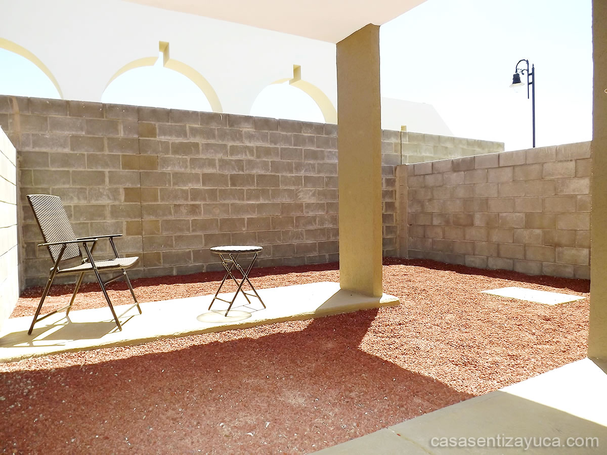 patio de servicio de casas en tizayuca con alberca de dos pisos